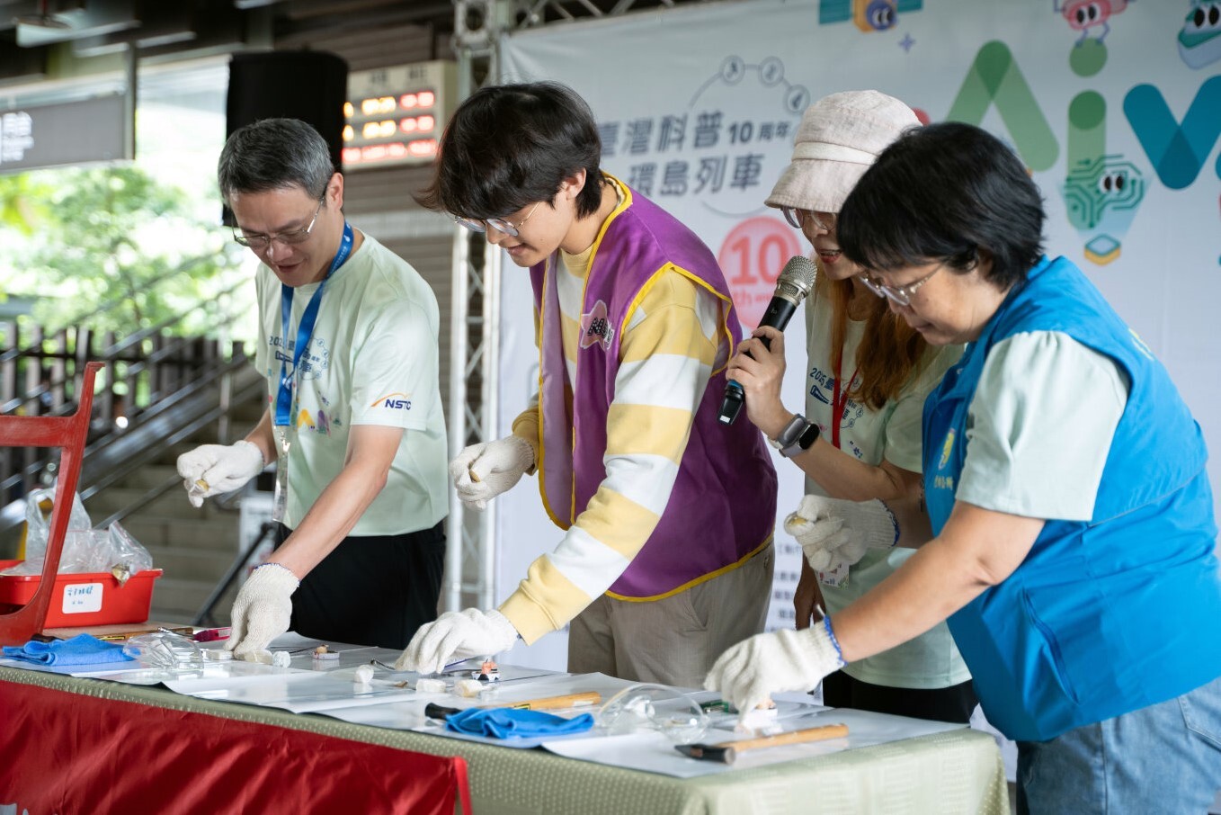 壽豐站開幕式國科會魏智群科長及壽豐鄉長機要秘書江思婷上場體驗「貝殼效應」