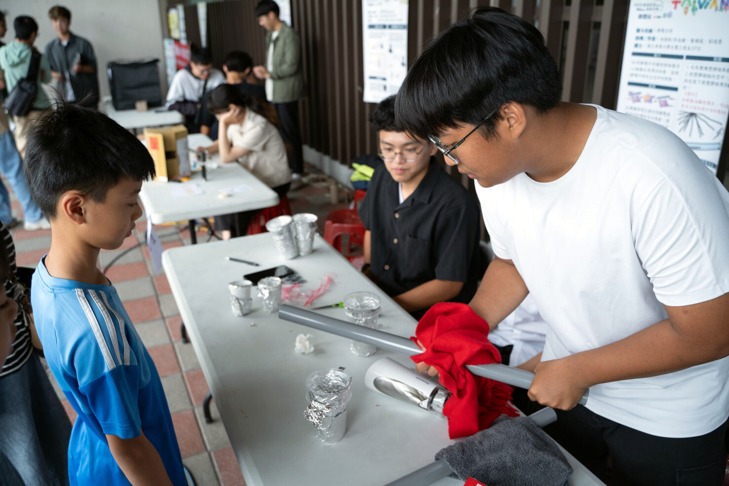 東華大學光電系SPIE社團的「靜電水母」吸引很多國小生前往體驗