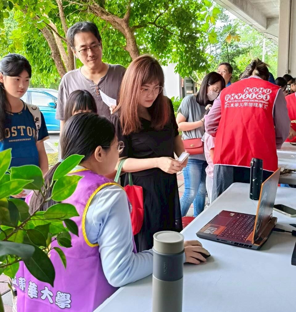 民眾很專注地聽取東華大學通識教育中心「AI大挑戰:誰能讓電腦100%認出你?」的說明