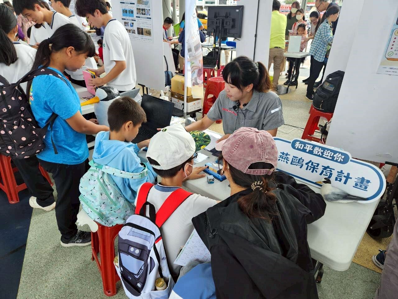 學童在和平電力的「和平好鄰居-小燕鷗」認識保育計畫