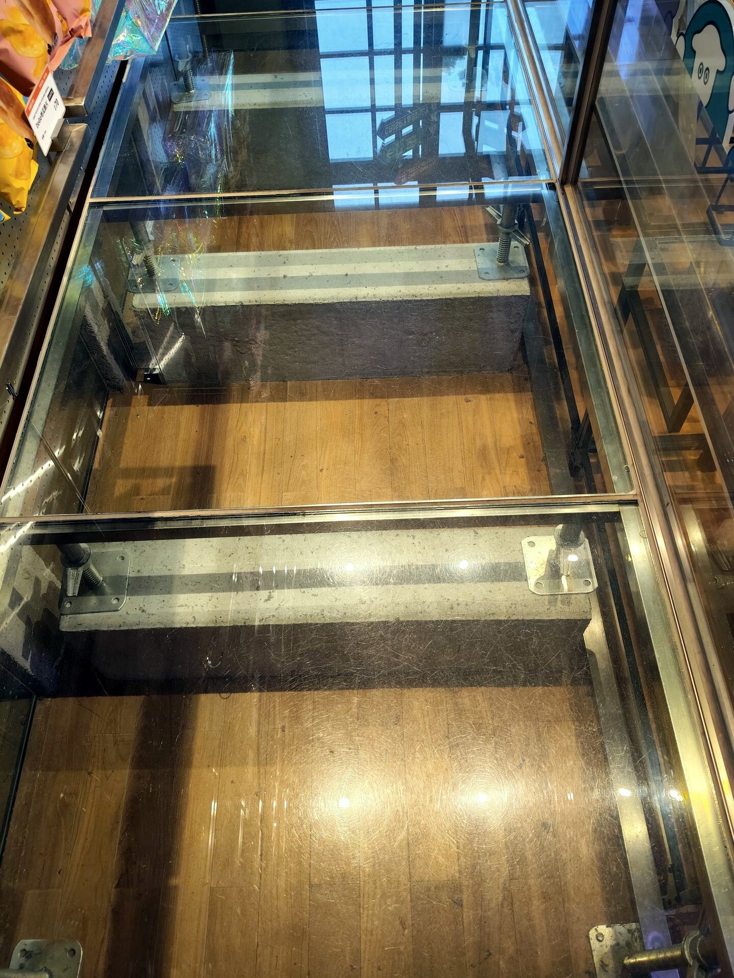 將軍府商家特地保留日式建築架高的石柱並做成玻璃橋,讓遊客可以窺探古時建築的構造