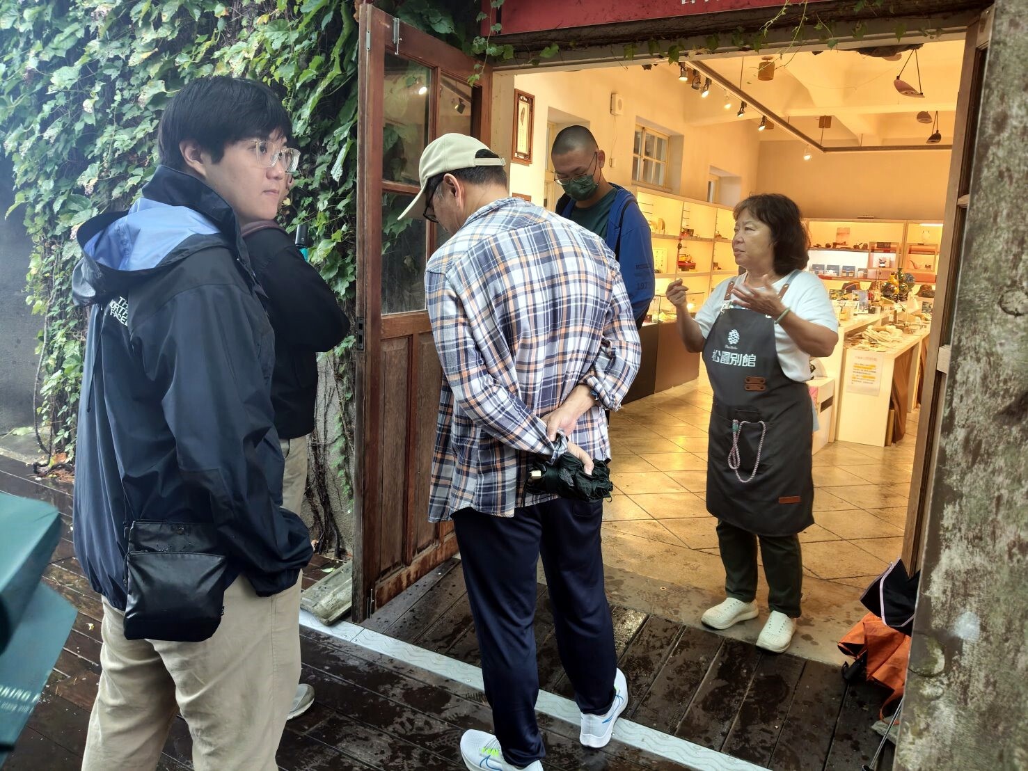 老師帶領學生訪問松園別館,工作人員很認真地介紹建築物的由來與前世今生