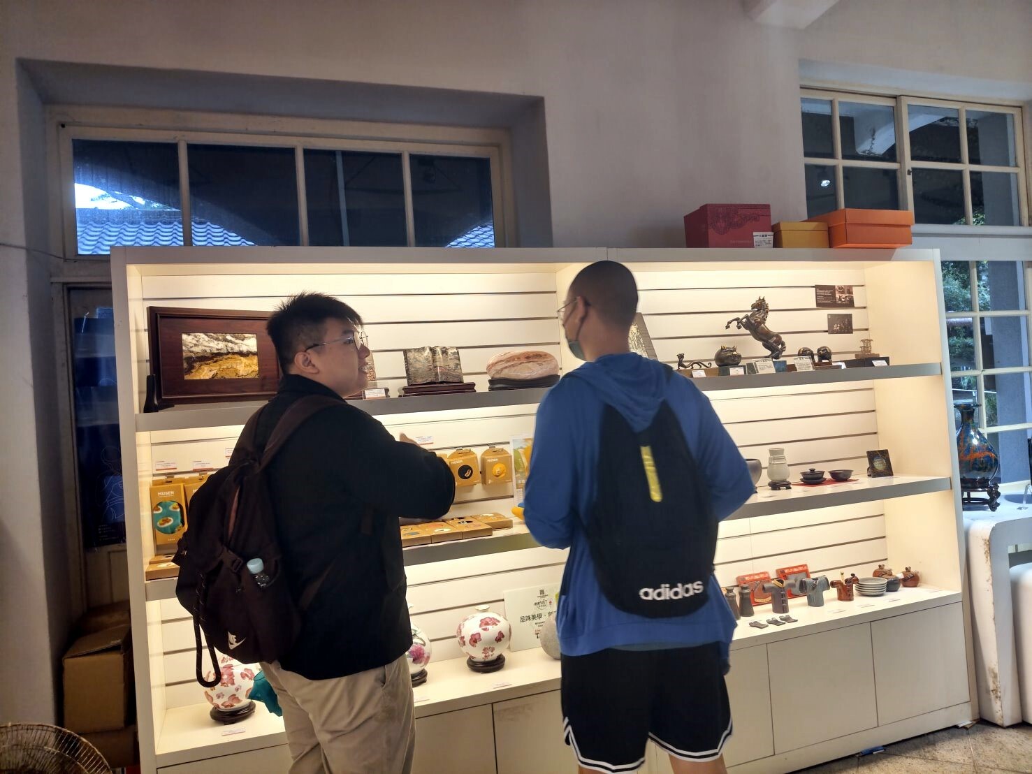 學生在松園別館商品店觀察販售商品,並進行想法交流討論