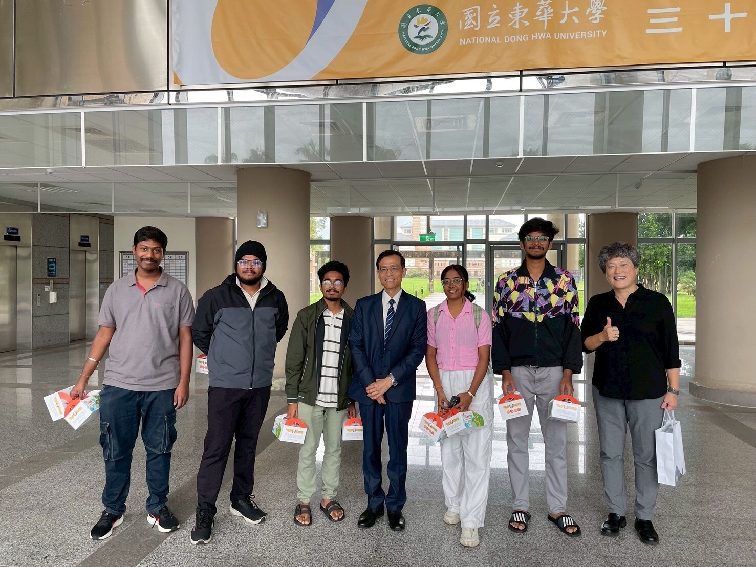 分享會後陳處長與參與講座之印度生合影