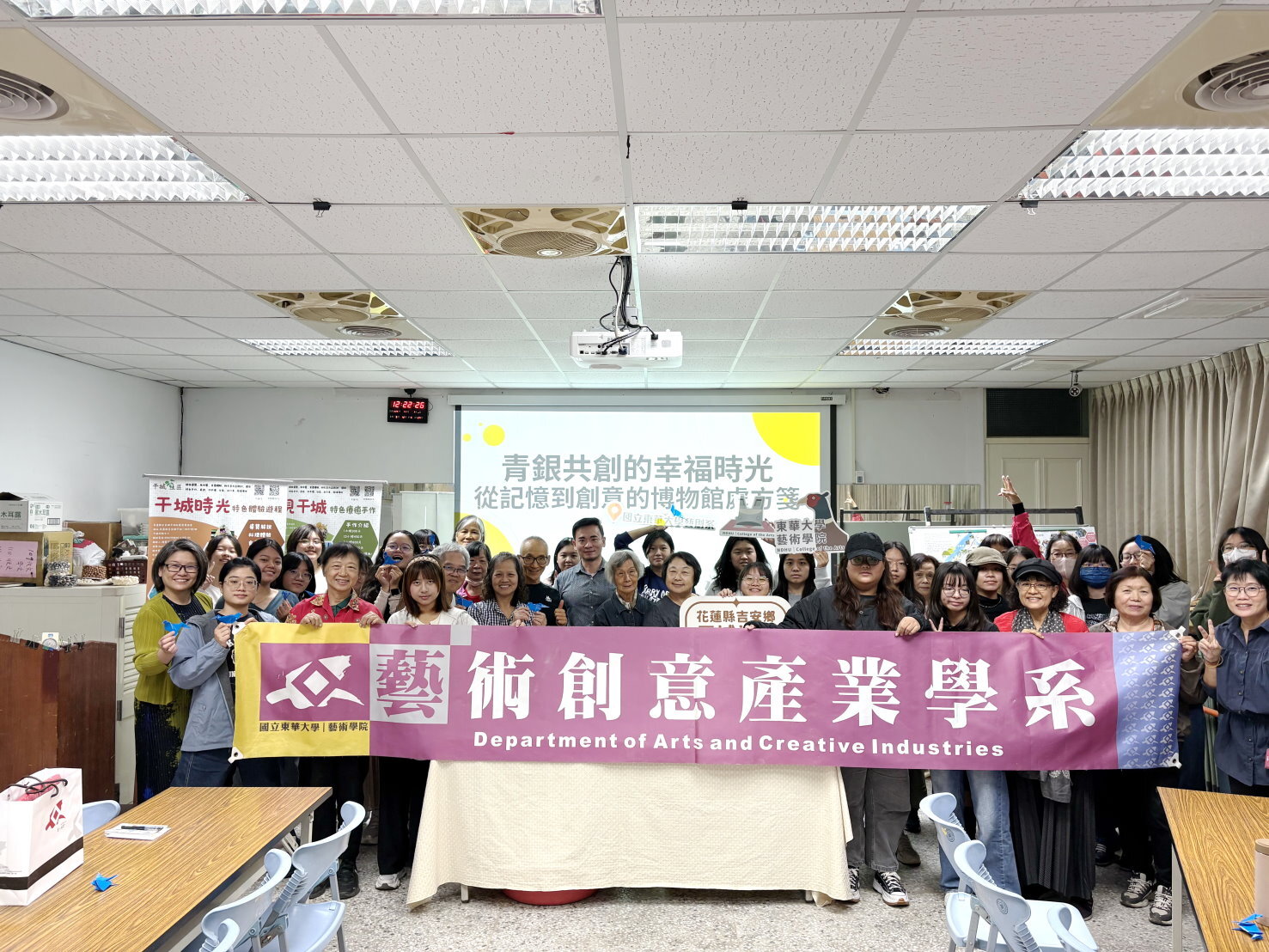 工作坊後社區長者與同學們合影紀念