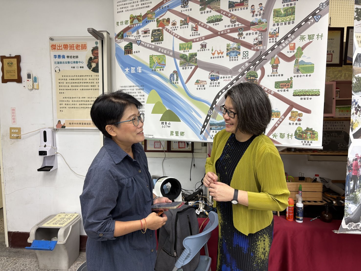 藝創系陳怡方主任(右)與干城社區發展協會高秋華理事長商討後續合作