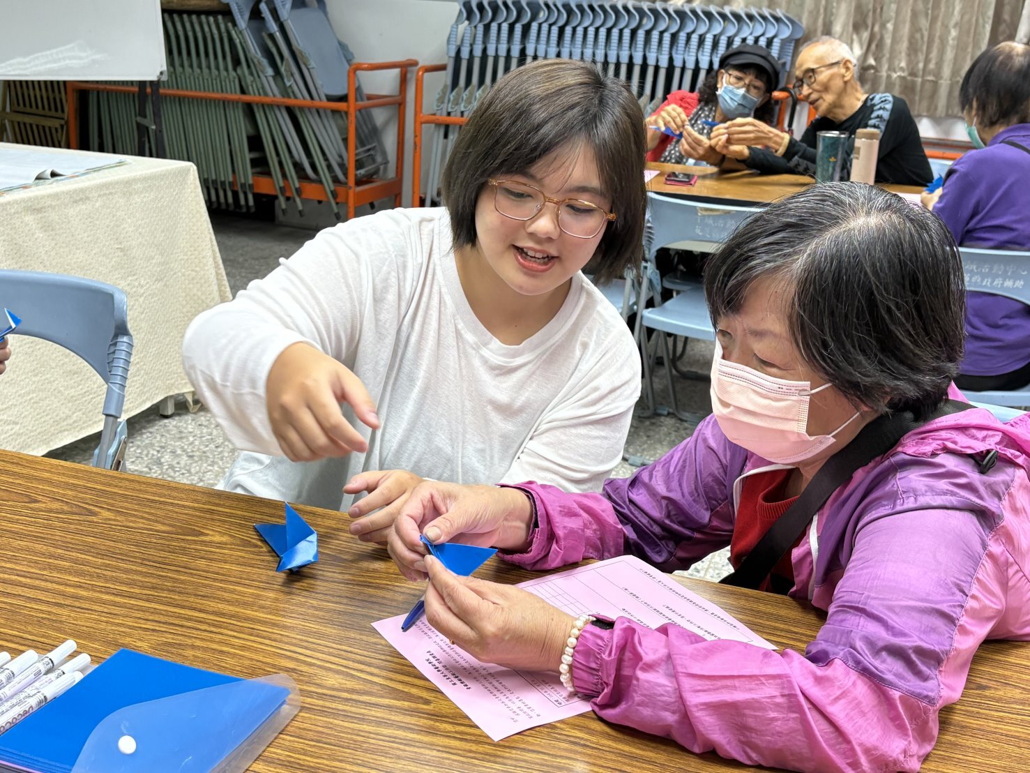 張婕甄同學與社區長者手把手摺紙互動