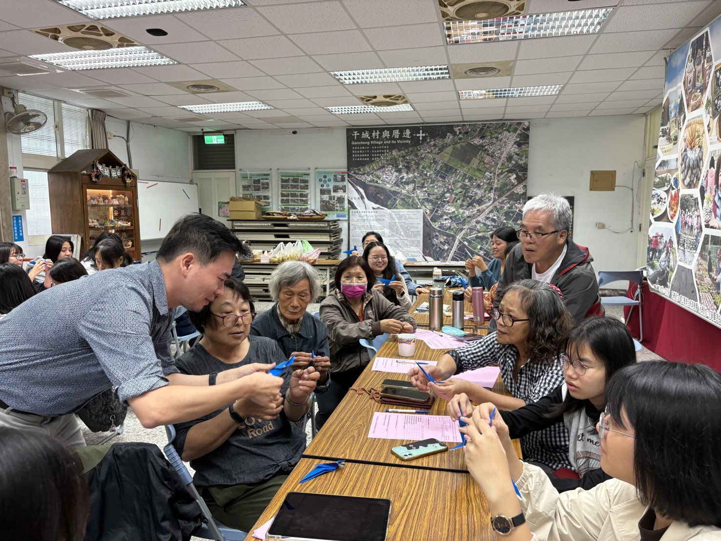 黃星達老師現場帶領社區老人以彩紙摺出台灣帝雉