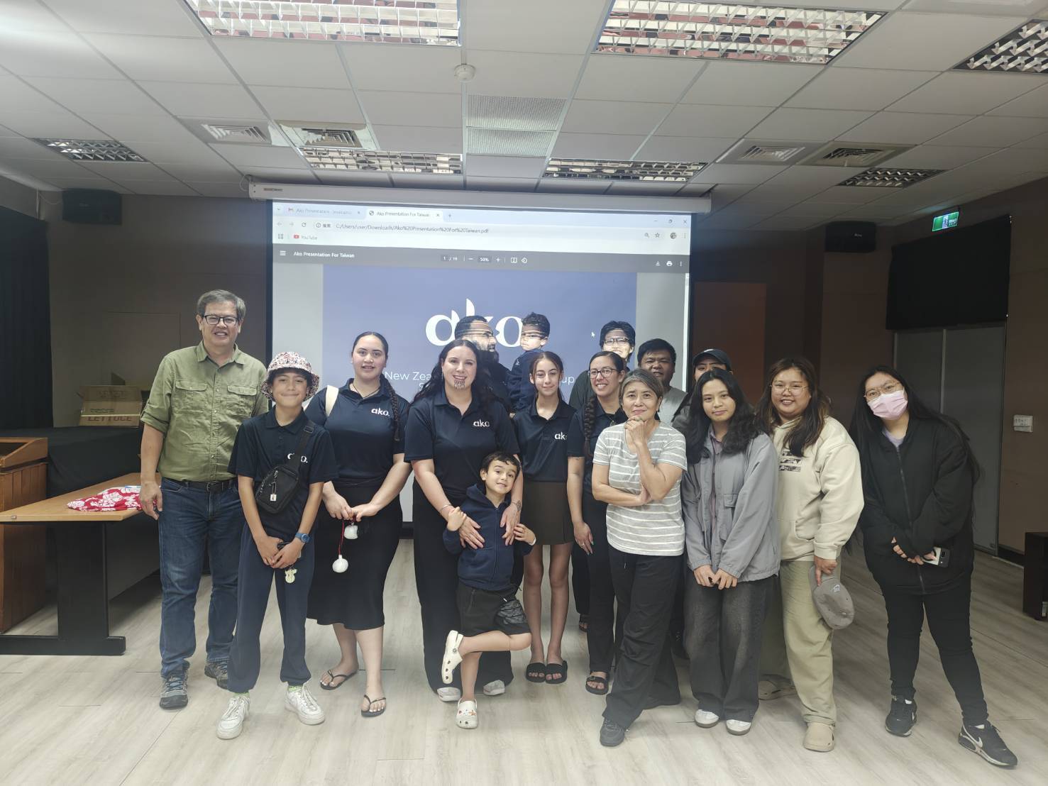 Ako Academy 與參與講座學生合影。(左一 Sifo Lakaw 博士;右四 Bavaragh Dagalomai 謝若蘭教授)