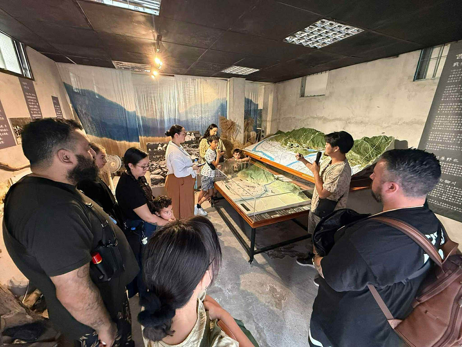 在 Sifo Lakaw 博士陪同下,與山下部落(ci Alupalan)族人互動交流