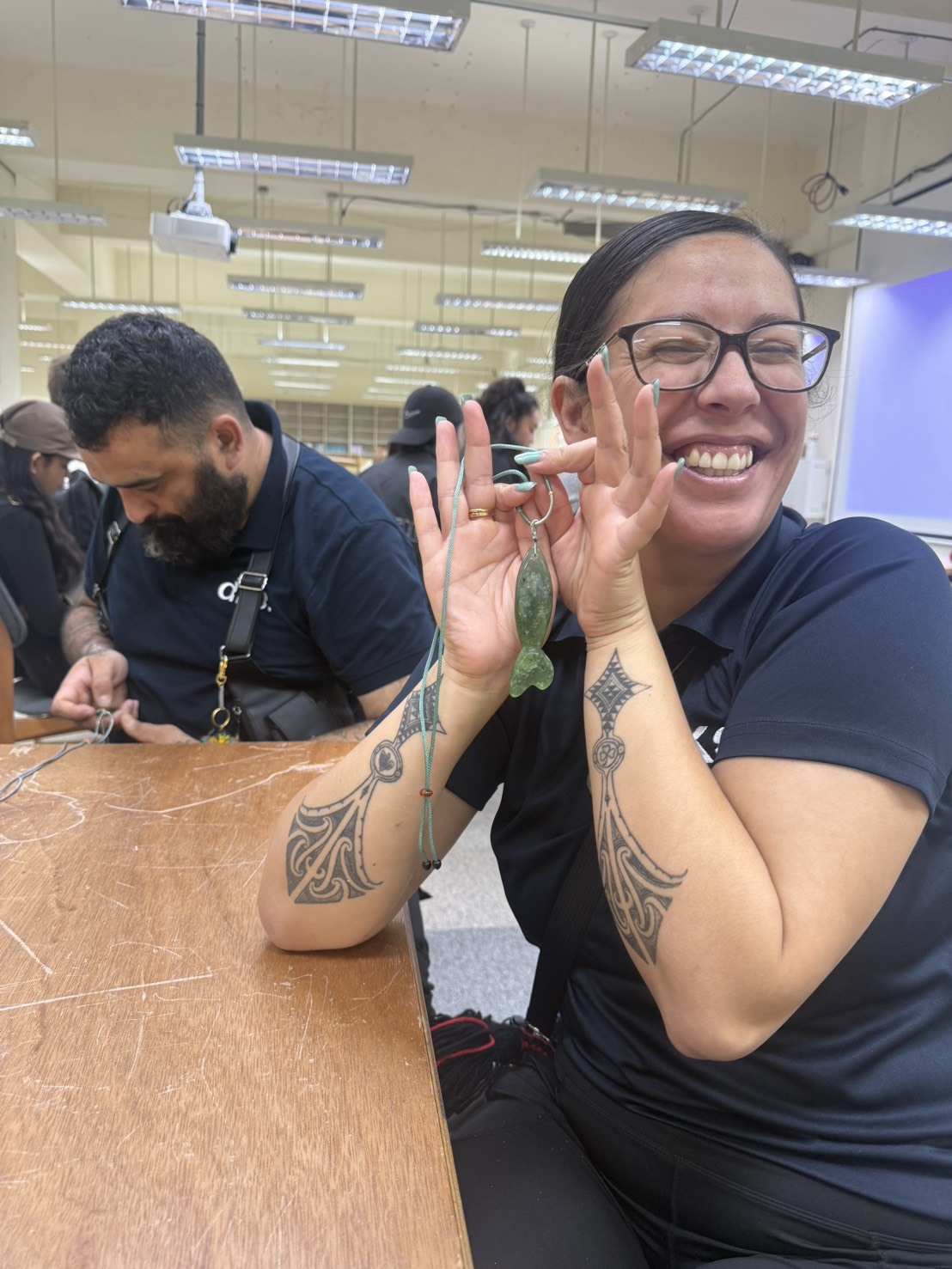 Denise Parekawhia Coffey 展示豐田玉項鍊成果