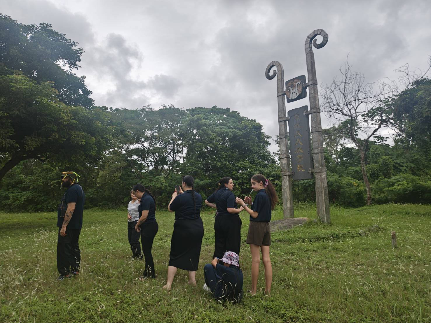 團隊於國立東華大學原住民民族學院院碑前合影