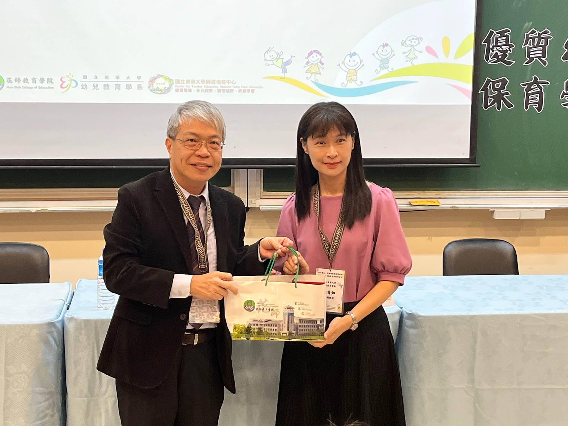 花師教育學院潘文福院長頒發感謝狀給國立清華大學周育如特聘教授