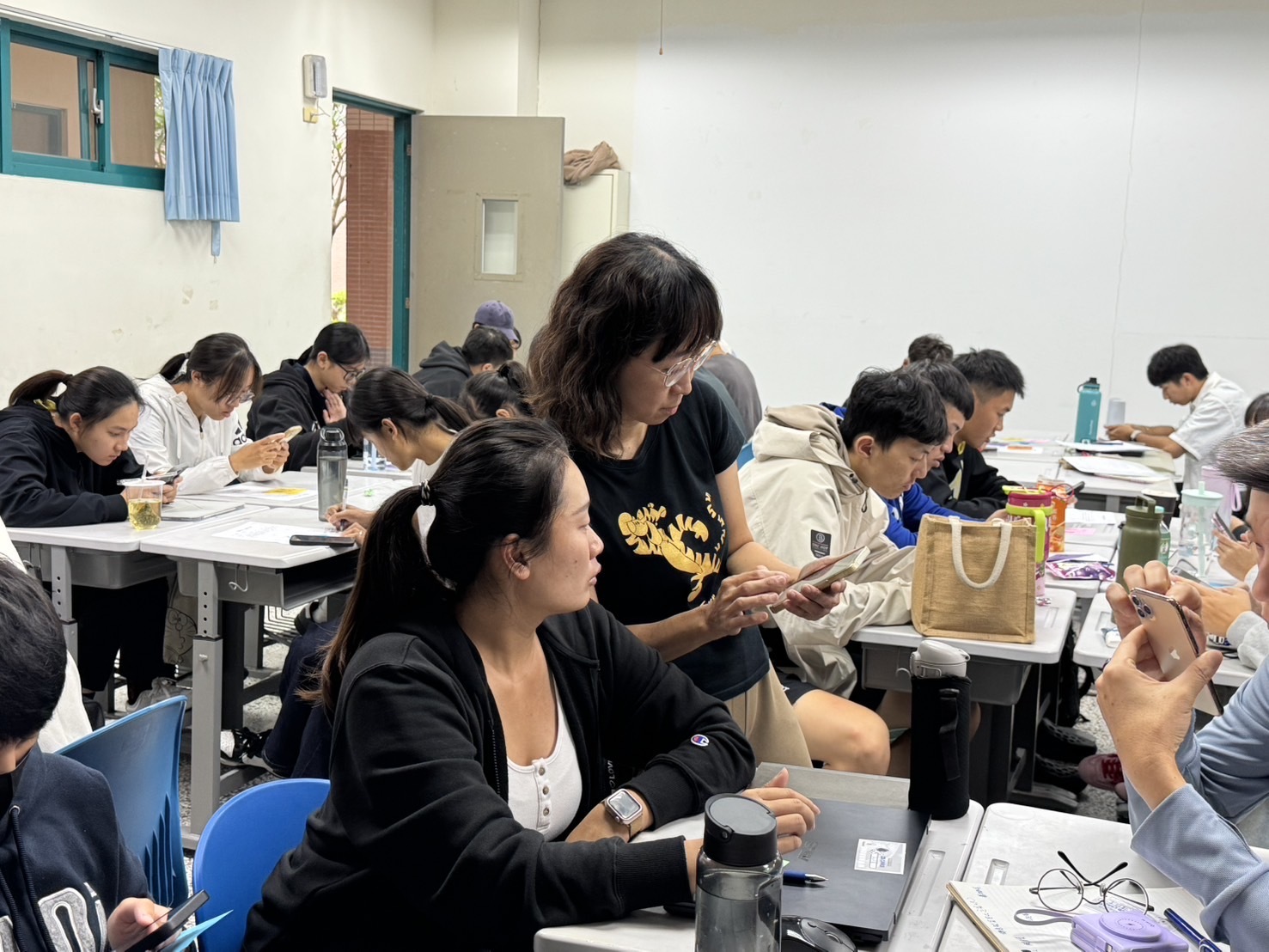 蕭雅娟老師指導學生如何操作AI軟體