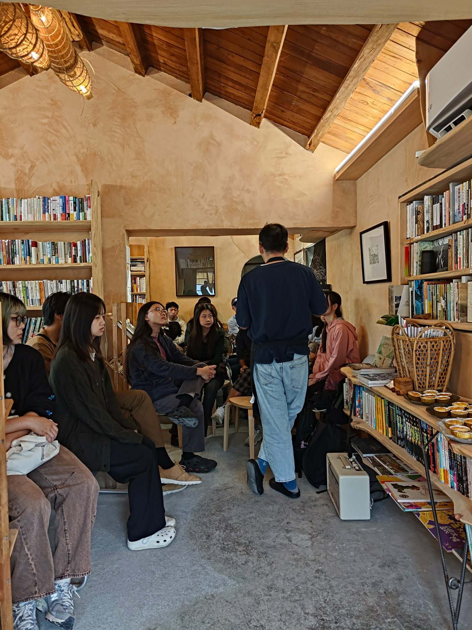 豐盛書店店主林清盛導覽並且演講書店與出版生態