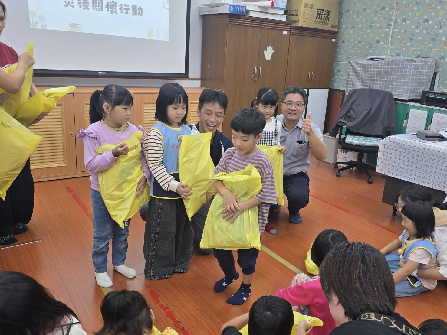 代表企業贈送幼童衣物(小朋友照片使用已獲家長授權)