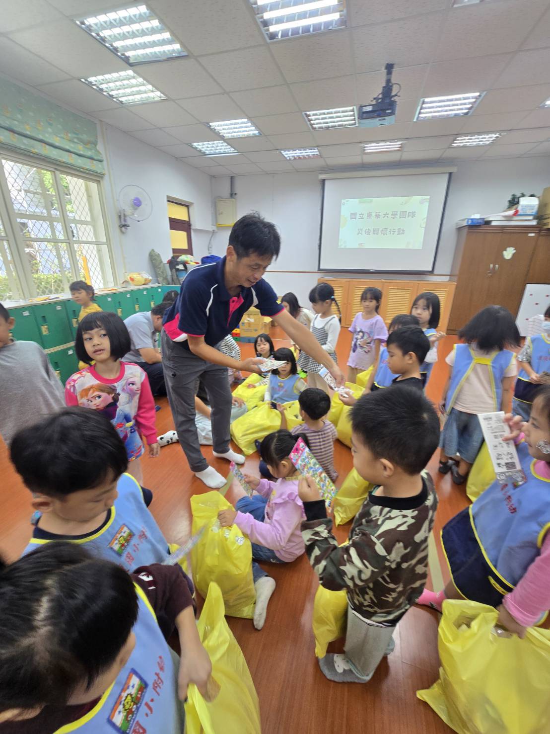 國華組長贈送貼紙(小朋友照片使用已獲家長授權)