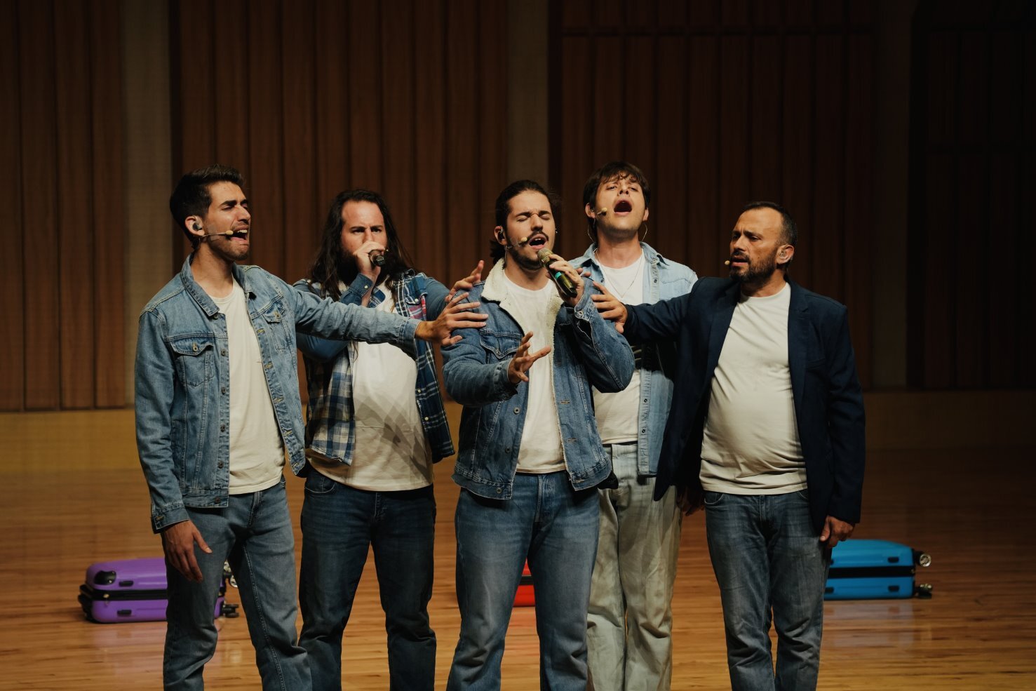 Dimensión Vocal成團於西班牙的馬德里,五位成員各自擔綱不同聲部,將人聲化作樂器熱情演唱