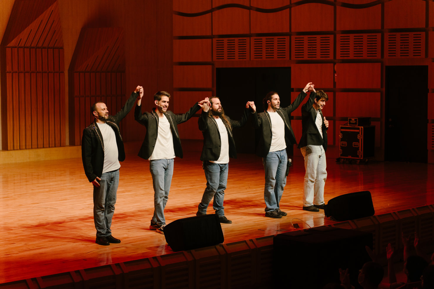 五位成員跨越國界展現西班牙的熱情與幽默帶著觀眾一起體驗阿卡貝拉的樂趣