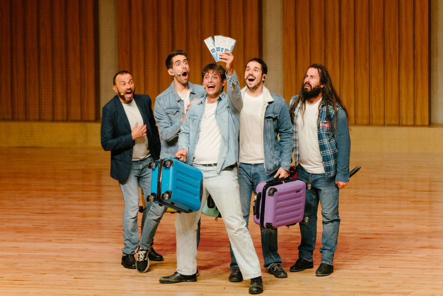 全場以誇張的表情與肢體動作配上恰到好處的阿卡貝拉,帶領觀眾進入不同世界