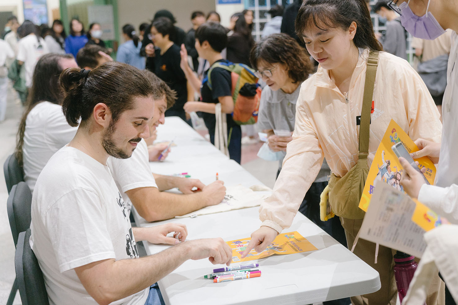 演出結束吸引大批人龍排隊互動,笑聲不斷,畫下完美句點
