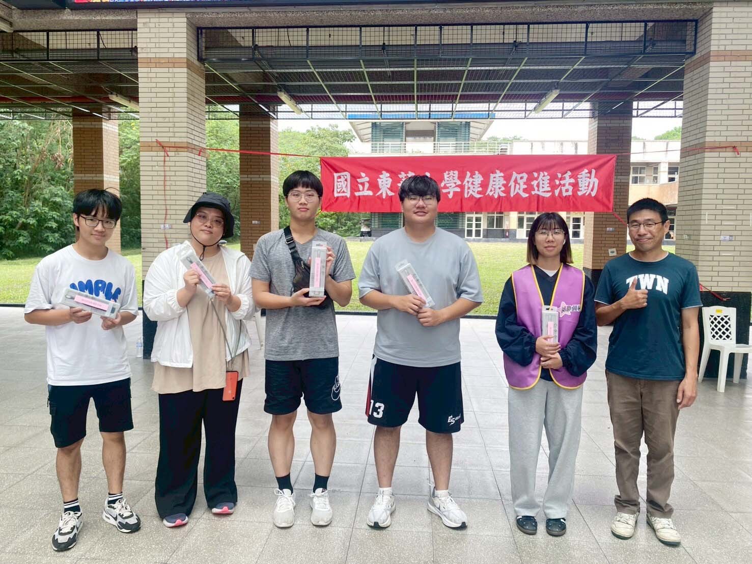 獲得黎組長加碼的五星級飯店午餐券的學生歡呼聲最大