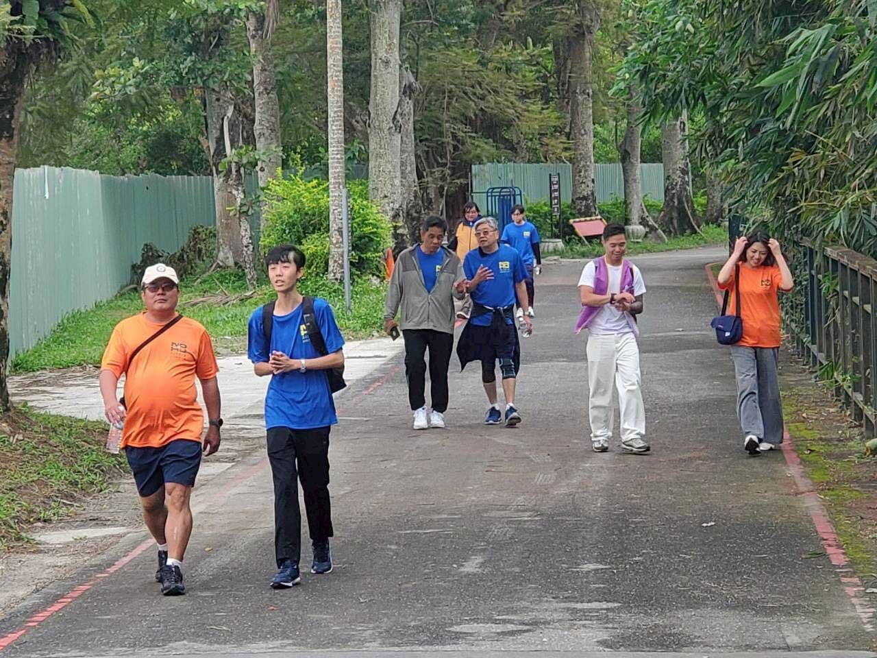 校長與張副校長融入健行隊伍