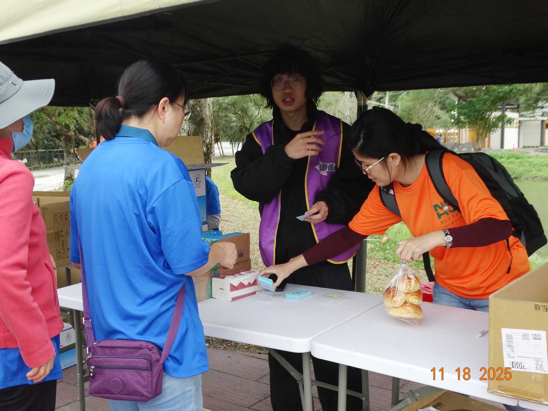 潭南休息喝補充體力