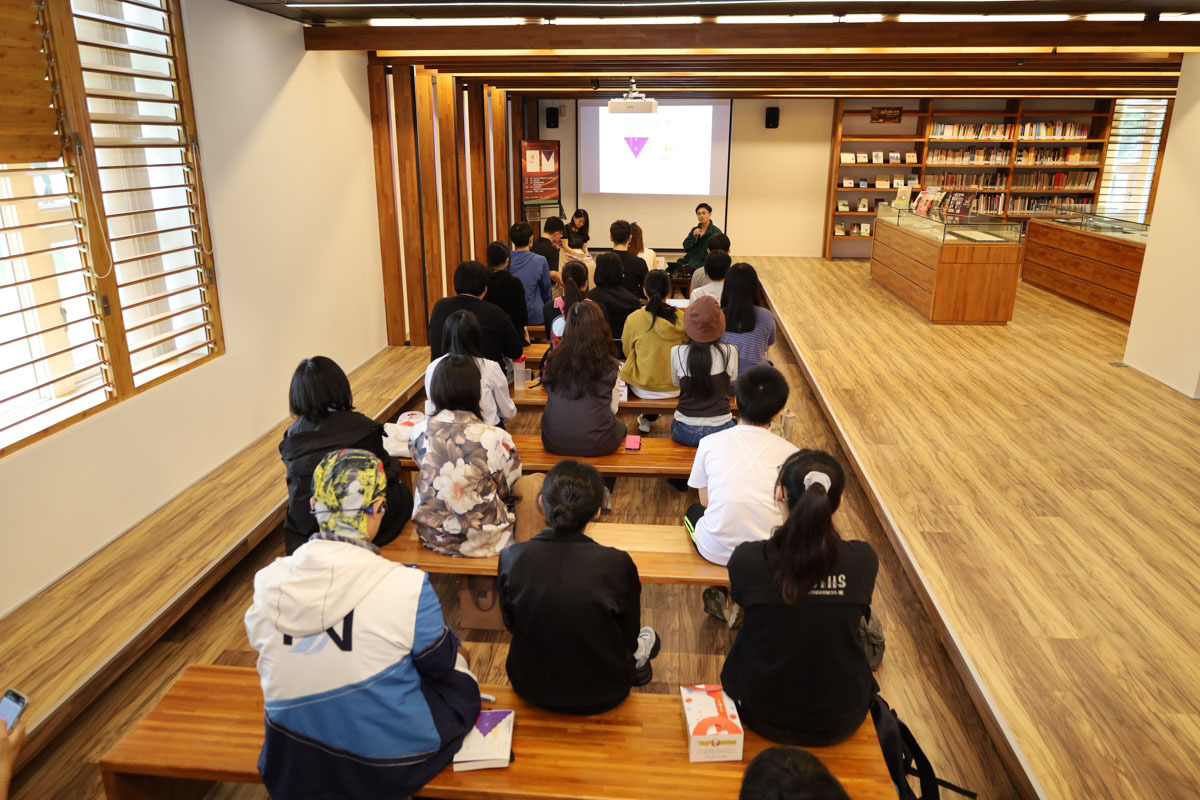 現場觀眾沉浸在精彩的講座活動中