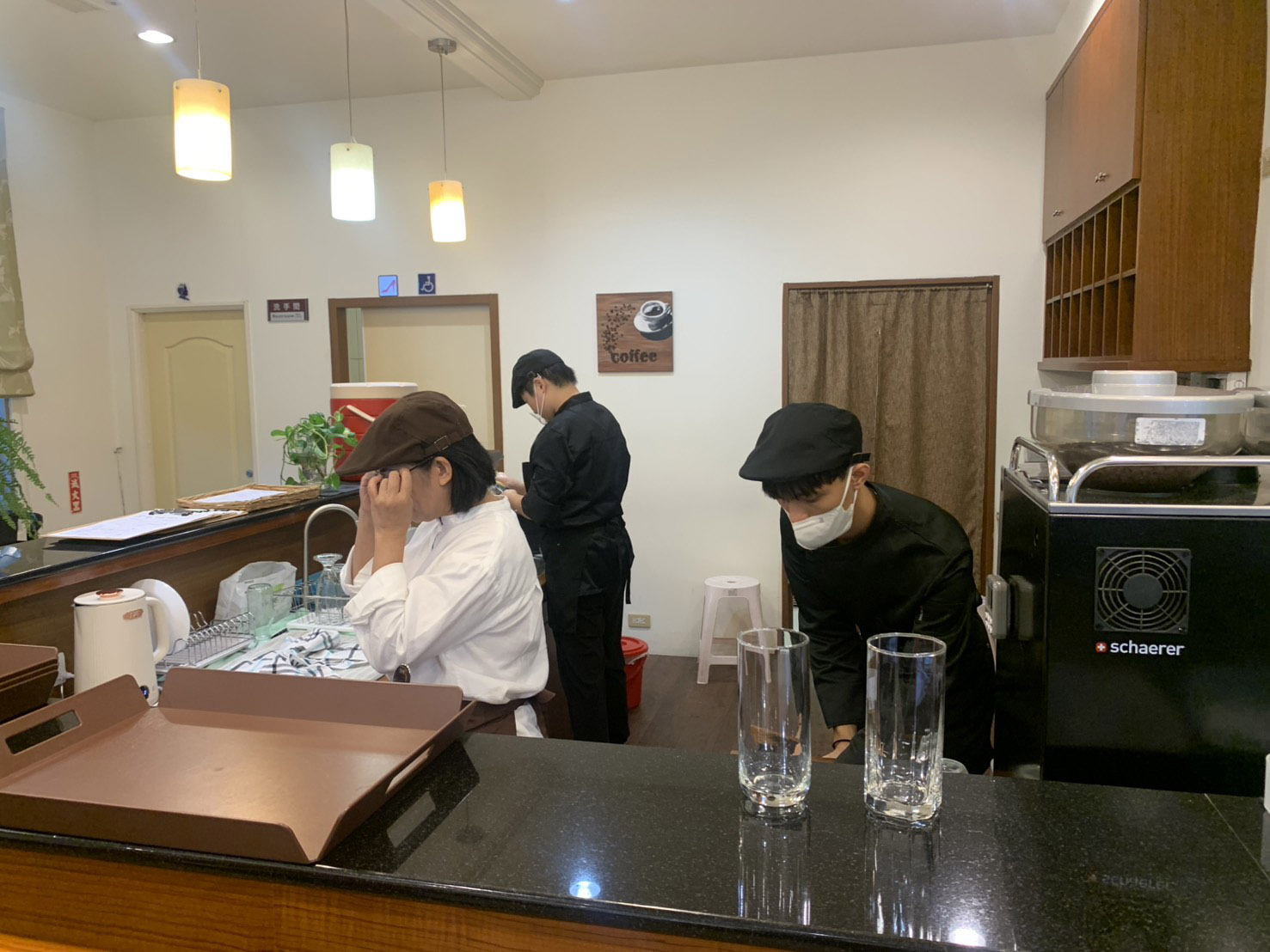 THE HOPE CAFE 工作區內大家各司其職