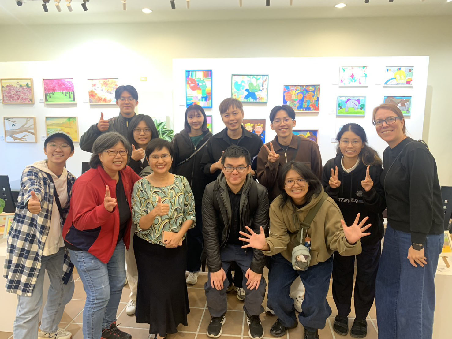 大合照,第一排右數第一位是董事長吳憫文宣教士,左數第三位是院長戴孟蓁女士