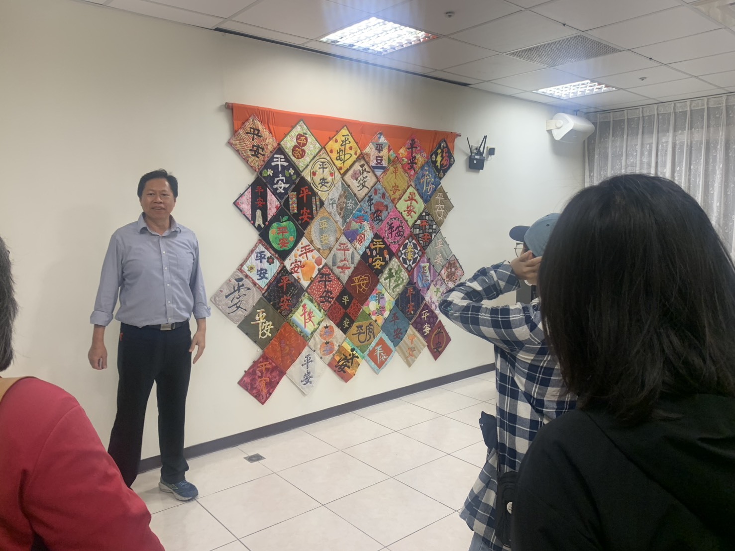 社工柯遜逸先生介紹來自全國52塊「平安」拼布,象徵周周平安