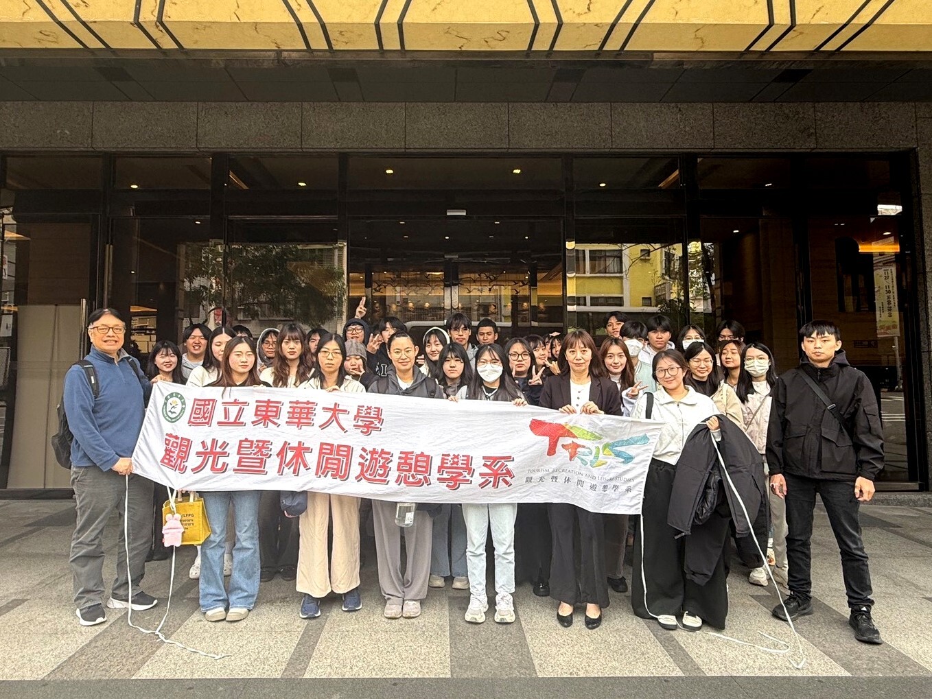 東華大學觀遊系師生在煙波大飯店花蓮館合照