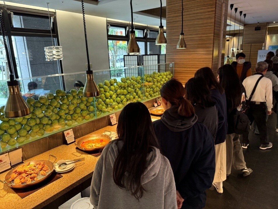 觀遊系同學參觀飯店自助餐廳及餐檯菜色