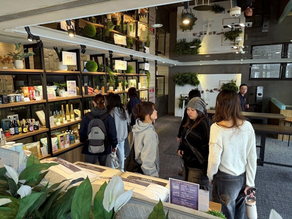 觀遊系同學參觀飯店禮品陳列部門