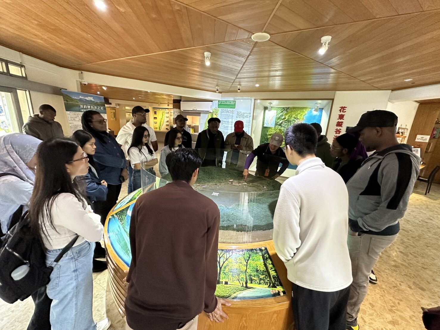 經濟學系師生於鯉魚潭遊客中心聽取解說