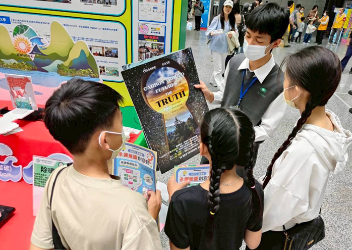 慈大附中同學向民眾解說減碳或增碳走向,引導思考人類行為與氣候變遷的關聯 (東華大學能源科技中心提供)