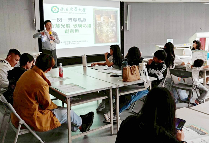 於假日班開設的能源DIY實作課程,由東華聯盟白益豪教授主講智慧光能玻璃彩繪創意燈主題 (東華大學能源科技中心提供)