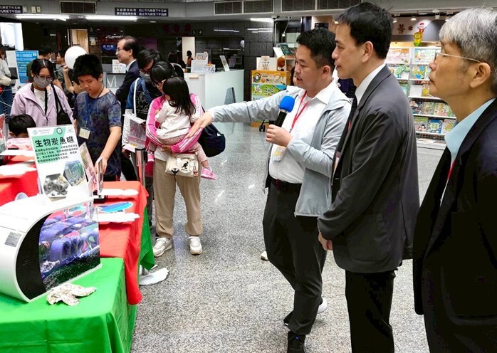 東華聯盟白益豪教授向教育部長官介紹生物炭魚礁、碳封存與海洋生態復育(海草床、珊瑚等)的成果 (東華大學能源科技中心提供)