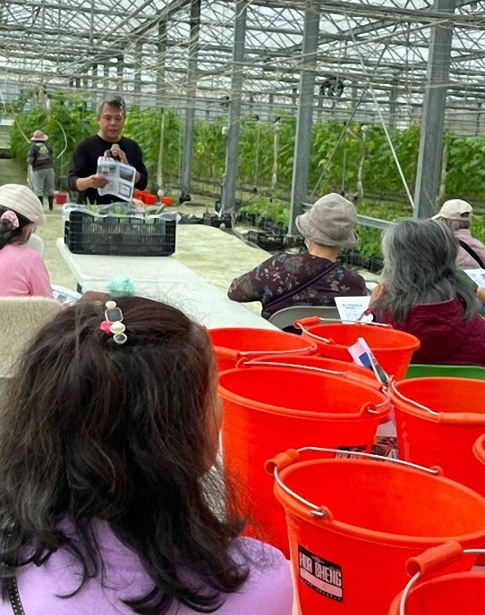 東華社會責任行動中心江東隆主任分享「大地餐桌」食材溯源與共餐活動精神(東華大學能源科技中心提供)