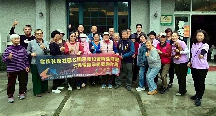高齡共學與社區照護夥伴們合影(東華大學能源科技中心提供)
