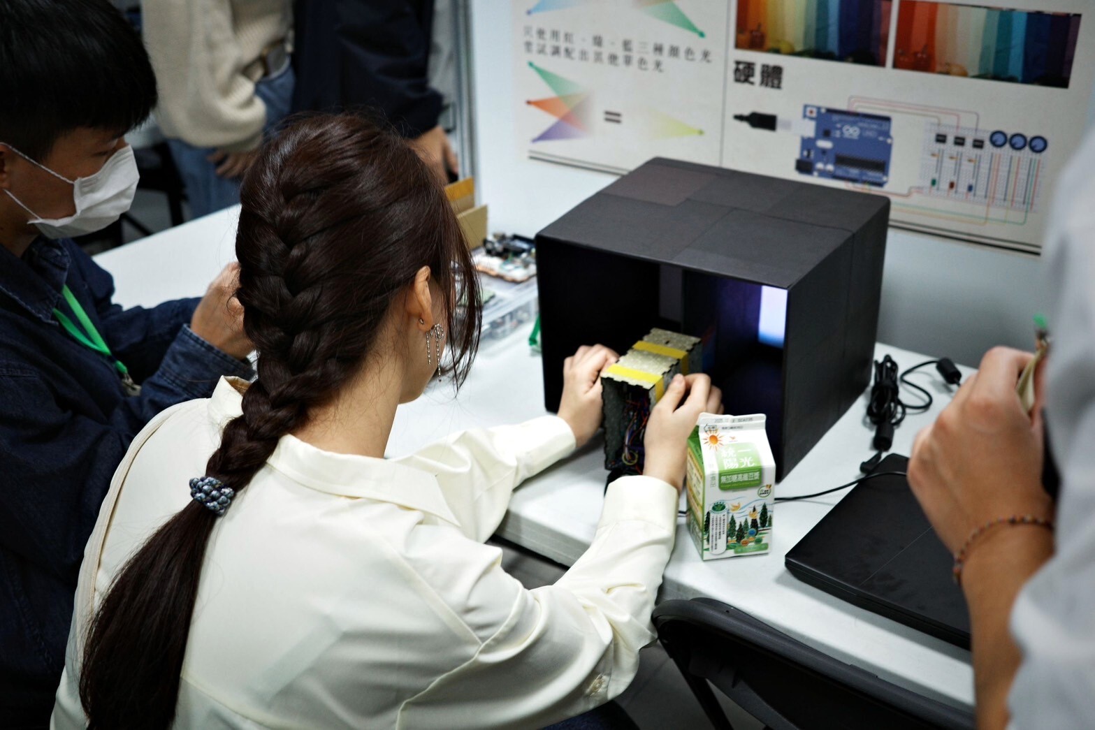 由學生團隊自行規劃、設計並親手製作完成的創新光學教具「異譜光盒」,在競賽現場吸引了眾多與會者的目光,大家紛紛駐足觀看、詢問原理,並親自動手操作體驗,現場氣氛熱烈