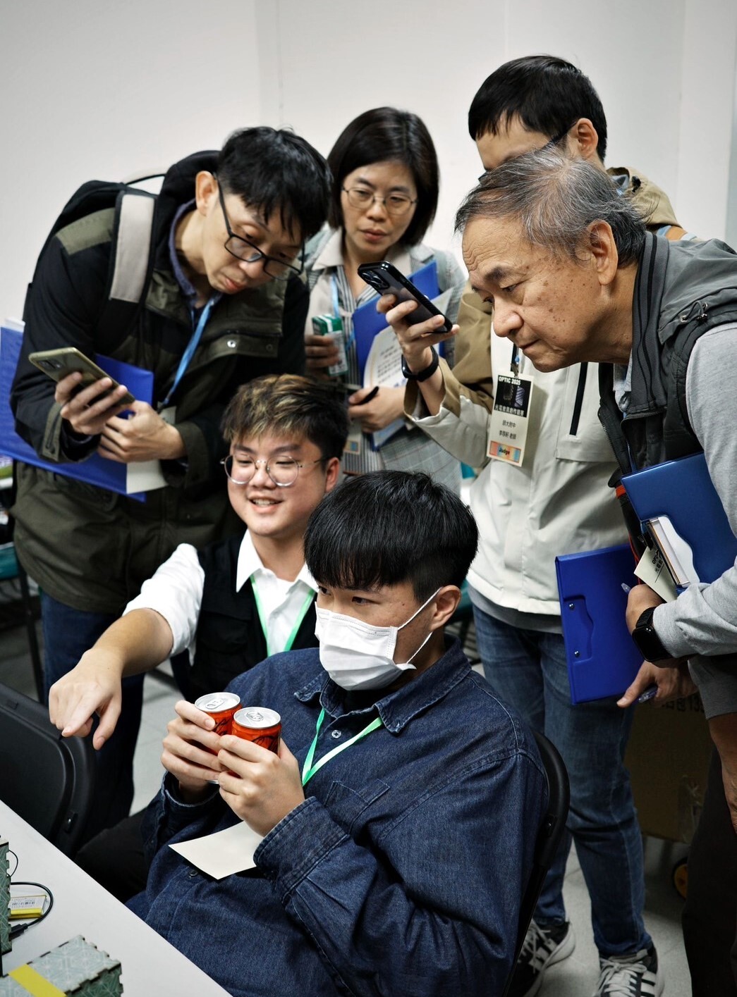 東華光電團隊於 OPTIC 2025 決選現場,作品以完整度、互動性與科普價值脫穎而出,最終獲得金牌肯定