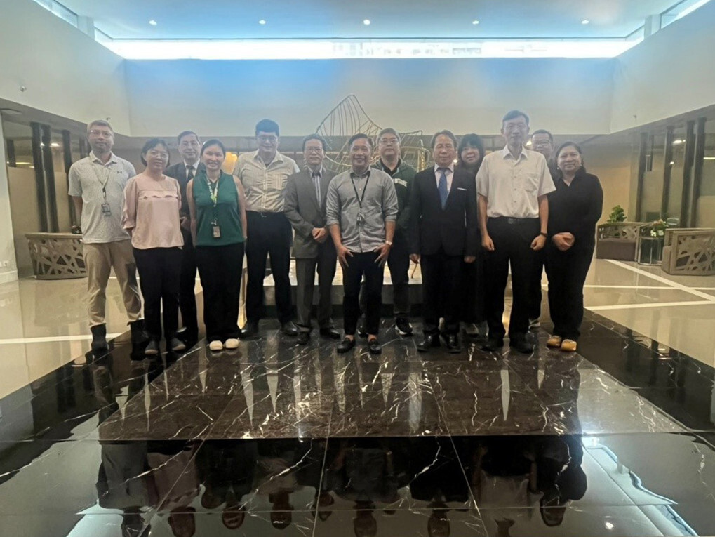 參訪團拜訪De La Salle University與校方代表拍照留念