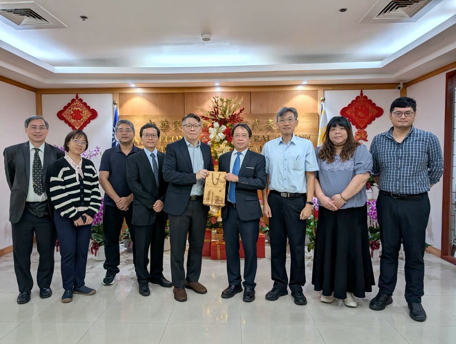 參訪團致贈參訪品於駐菲律賓台北經濟文化辦事處李世屏教育組組長