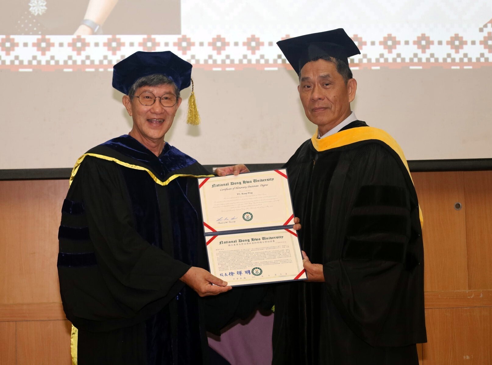 徐輝明校長頒發名譽社會科學博士學位予虞戡平導演