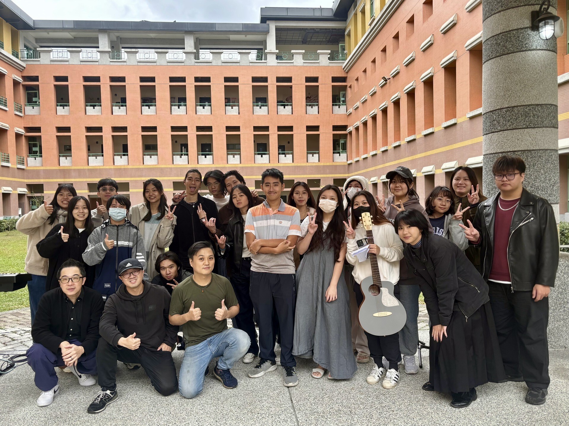 流行詞曲創作概師生合照