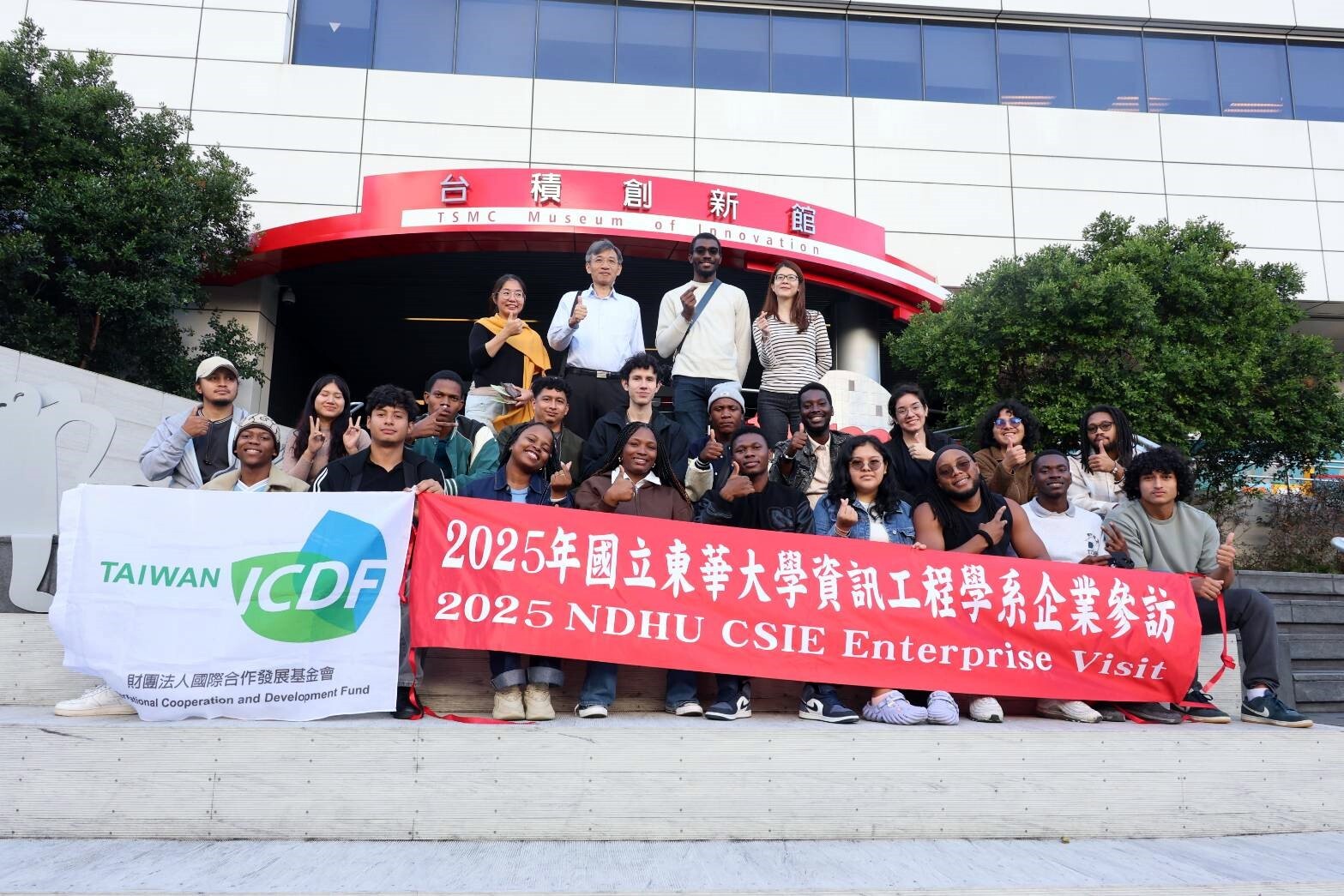 台積電創新館前大合照