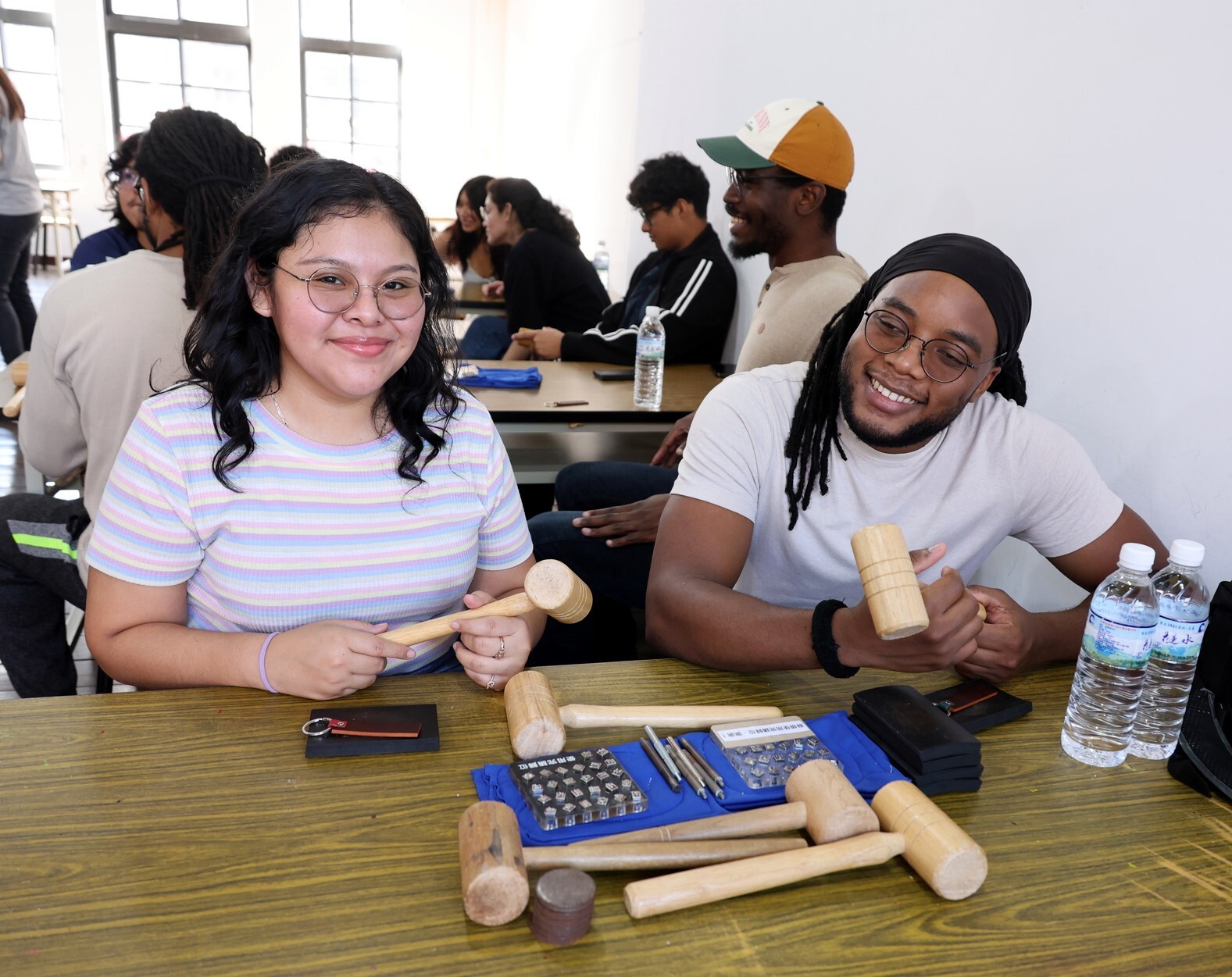 貝里斯籍 Judy Nas 與聖克里斯多福籍 Nisbett Rasarles Julesi Onell 體驗皮革手作