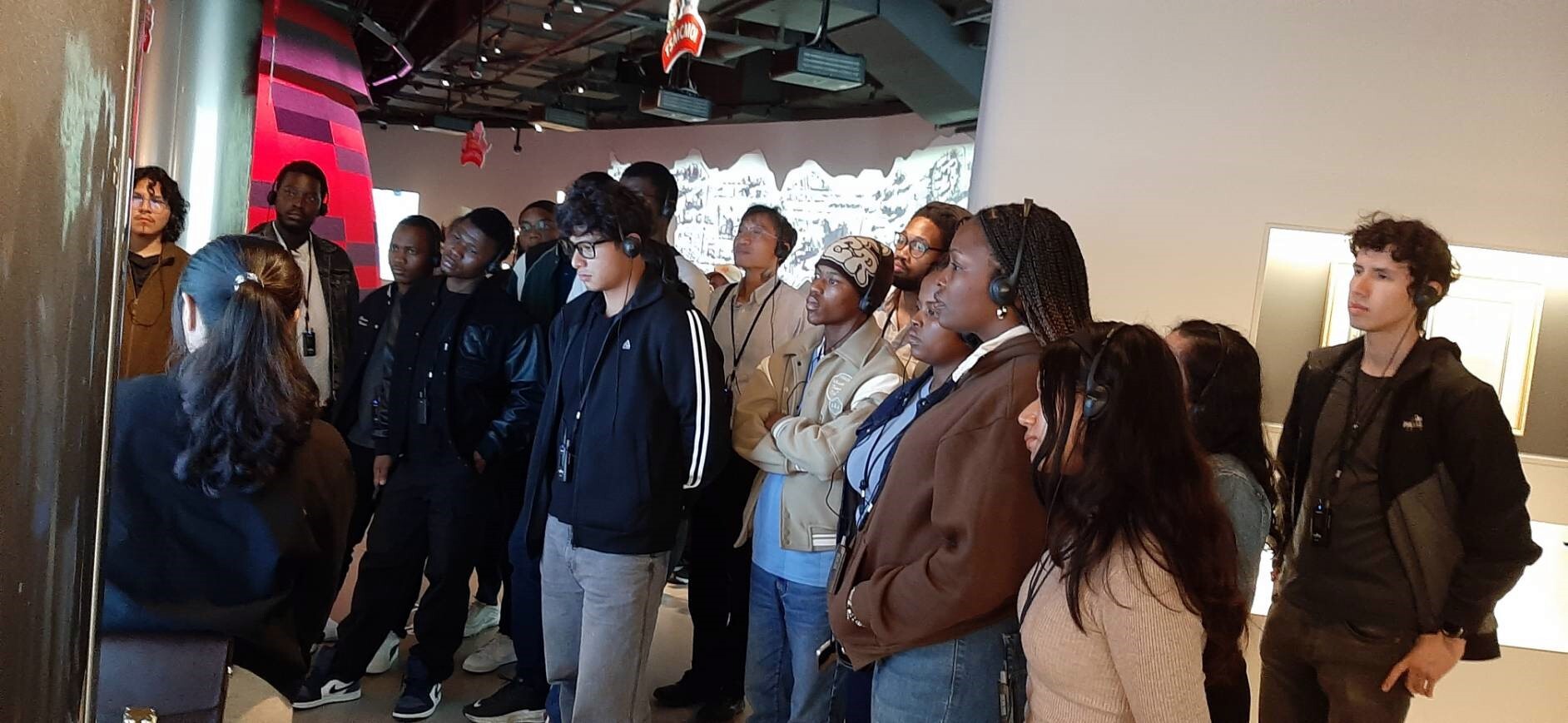 學生聆聽 TSMC 導覽介紹半導體技術與產業發展